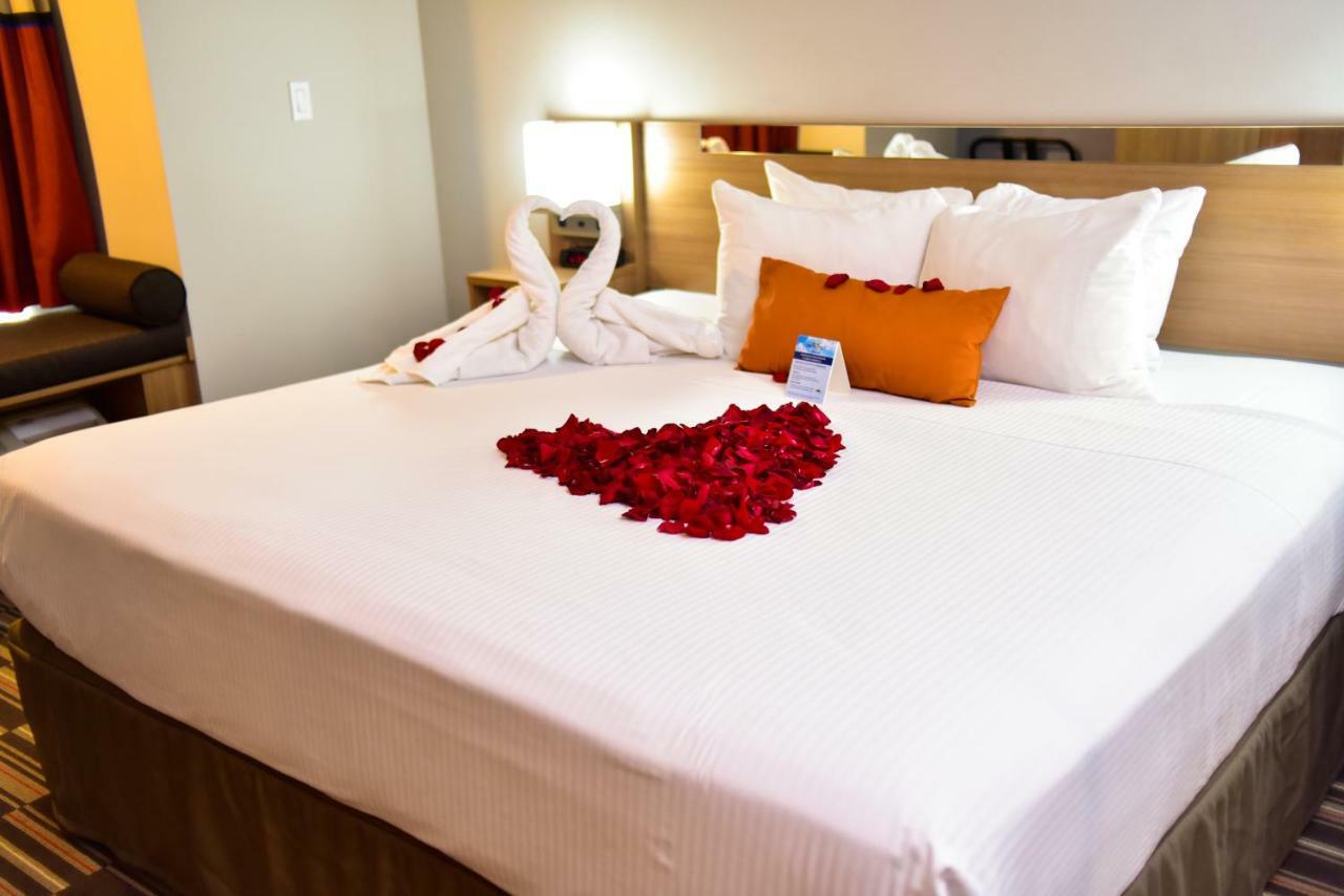 Microtel Inn & Suites By Wyndham Cuauhtemoc Campos Menonitas Eksteriør bilde