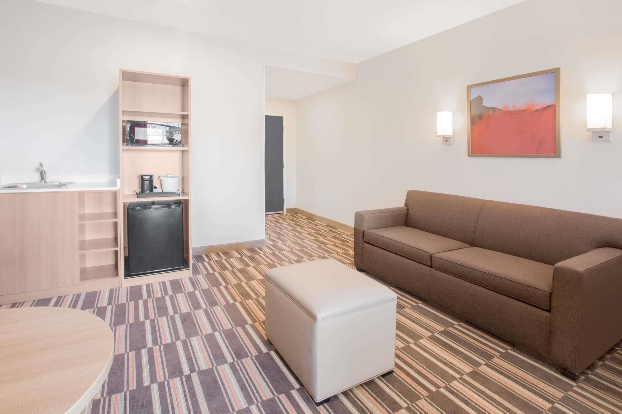 Microtel Inn & Suites By Wyndham Cuauhtemoc Campos Menonitas Eksteriør bilde