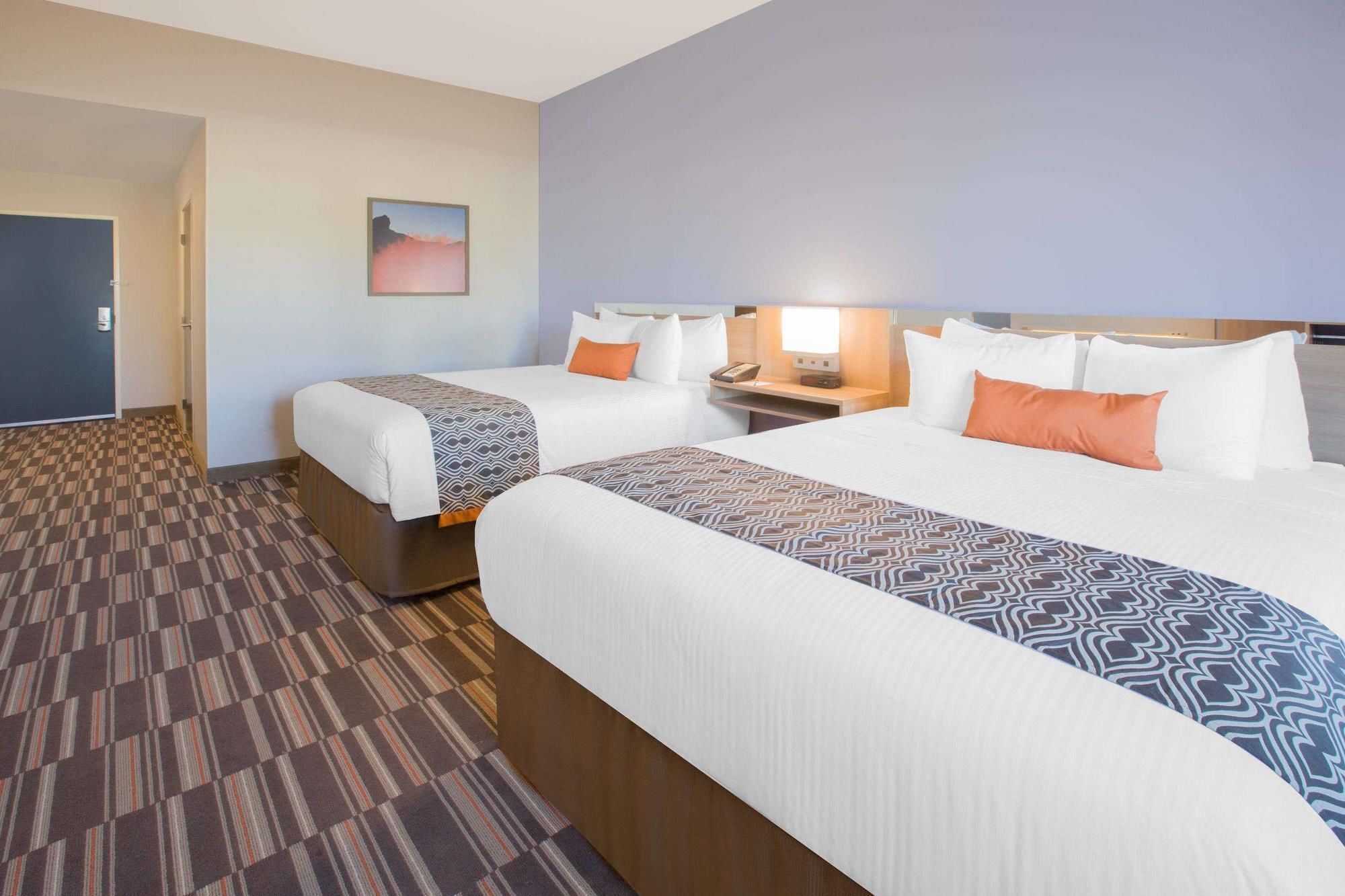 Microtel Inn & Suites By Wyndham Cuauhtemoc Campos Menonitas Eksteriør bilde