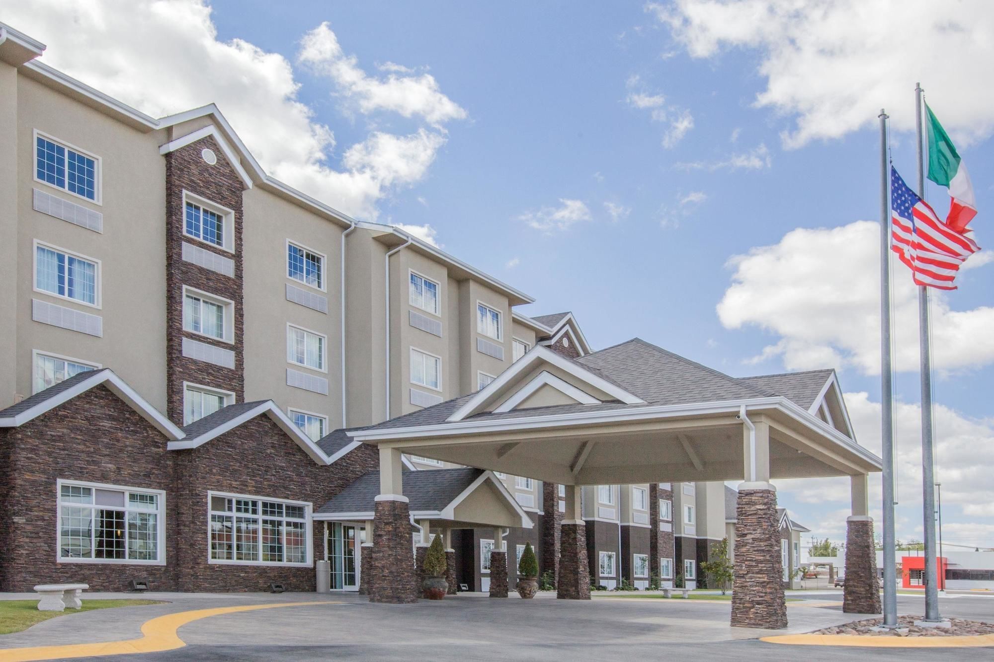 Microtel Inn & Suites By Wyndham Cuauhtemoc Campos Menonitas Eksteriør bilde